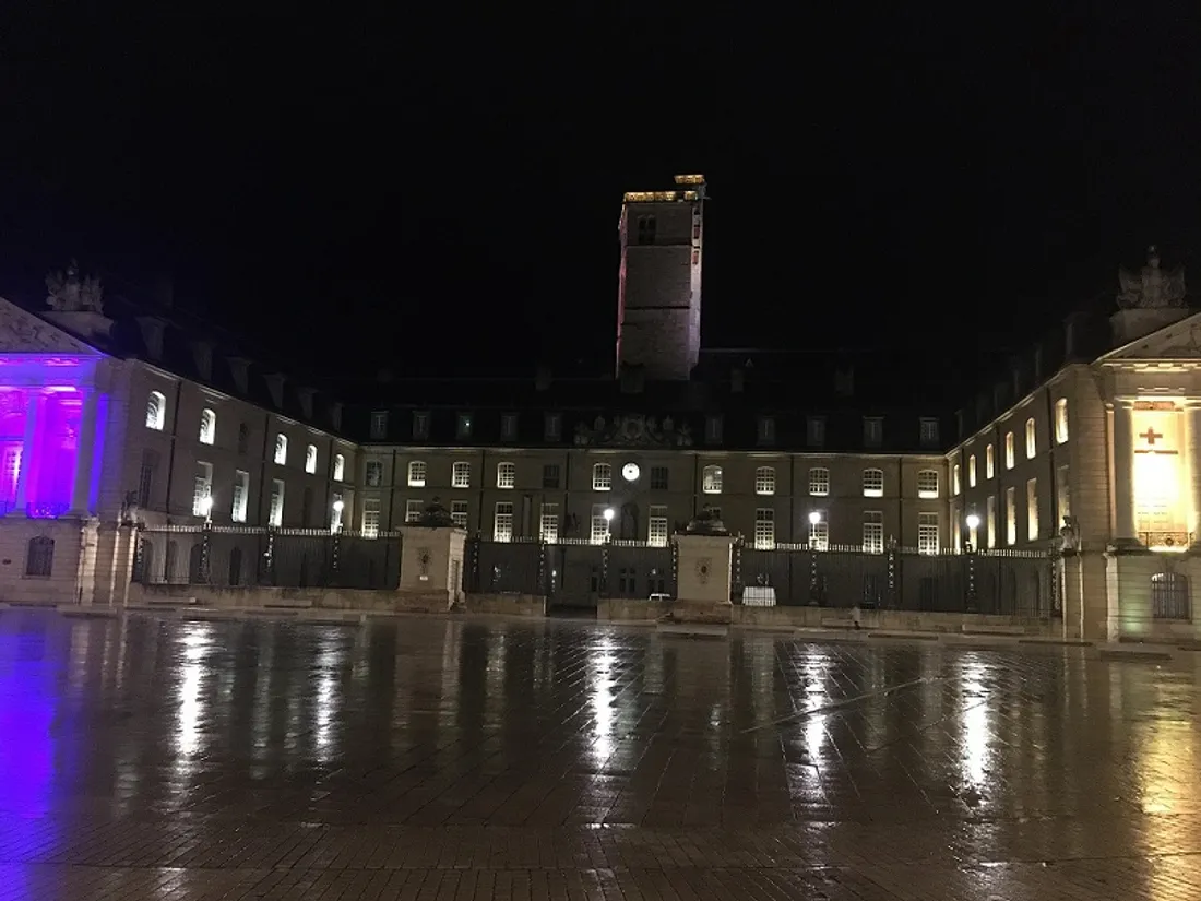 En signe de solidarité, la mairie de Dijon était éclairée ce jeudi soir aux couleurs de l'Ukraine 